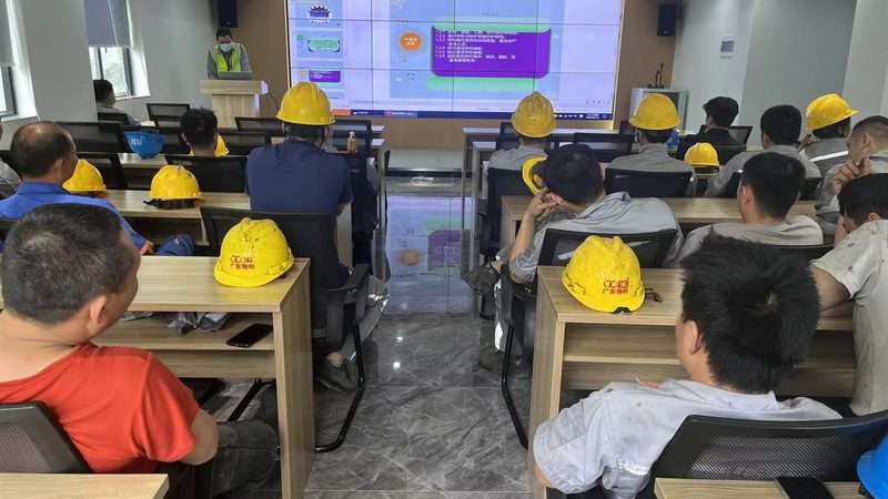 想要成为心理培训师，首先需要满足以下条件：