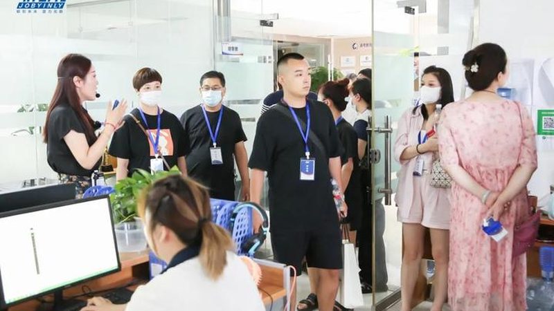 小标题：二战考生面临的困境