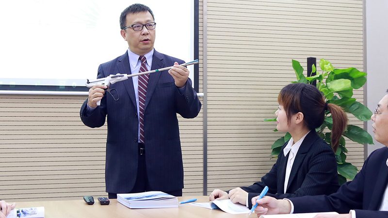 小标题：报名费，背后的成本考量
